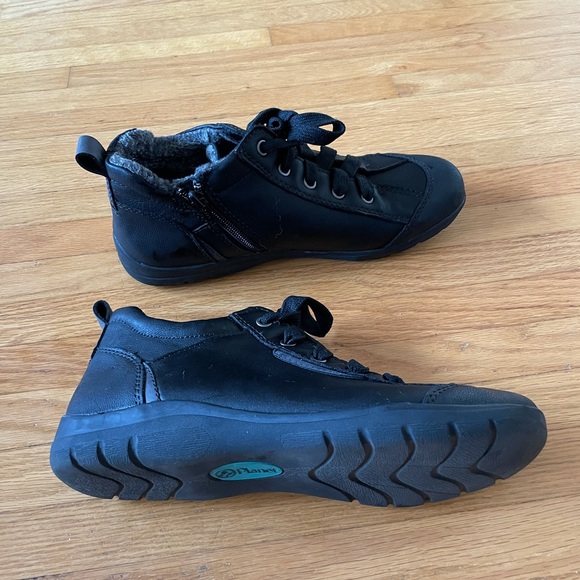 Planet Black Leather Sneaker. Size 8. - Picture 3 of 9